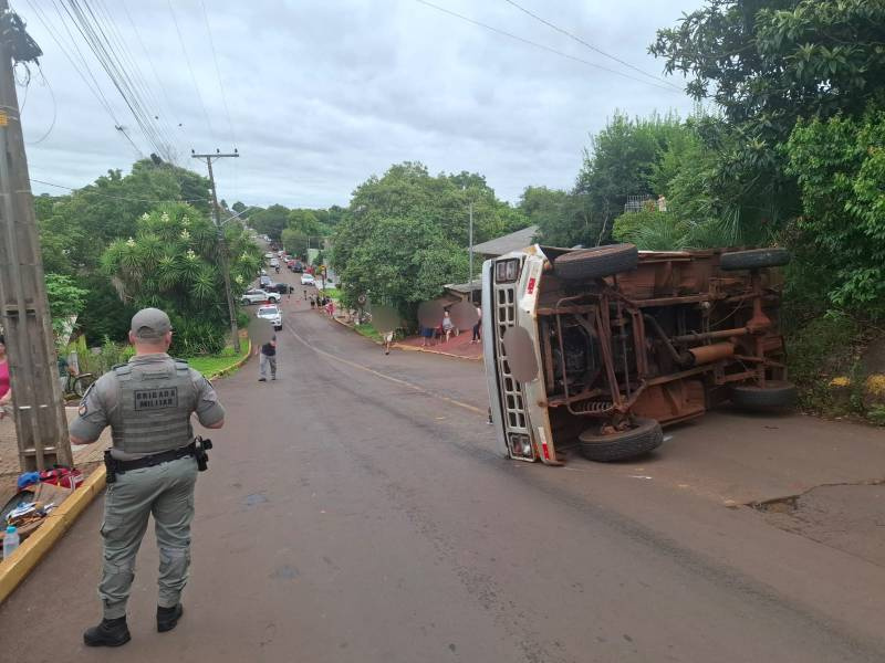 Homem fica gravemente ferido após capotamento de caminhonete em Ijui