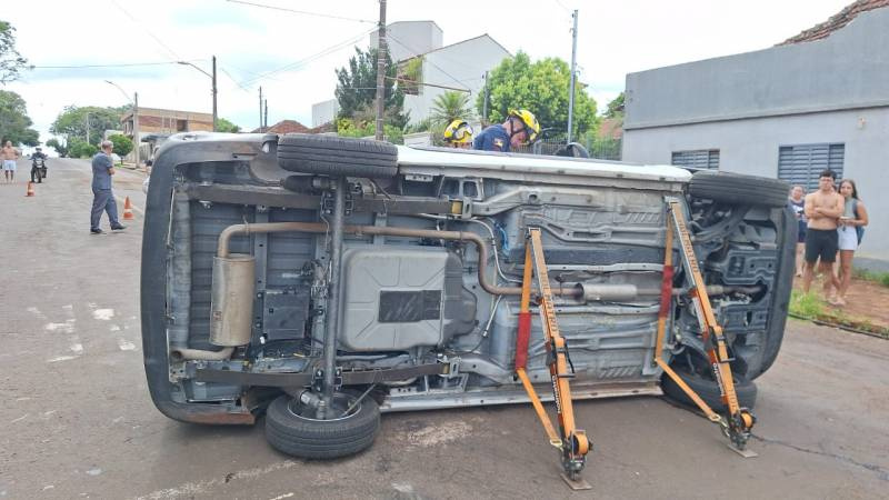 Colisão entre dois carros deixa veículo tombado na zona norte de Santo Ângelo