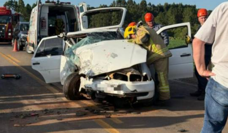 Grave colisão frontal deixa dois feridos na ERS-135, em Sertão