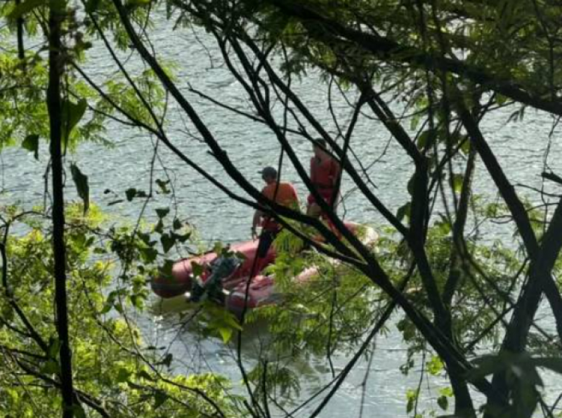 Bombeiros buscam caminhonete que caiu no Rio Uruguai após acidente em Nonoai