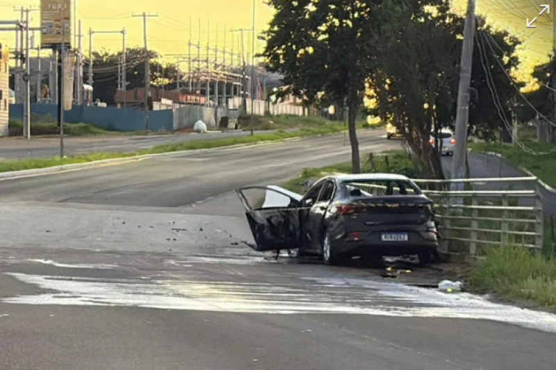 Motorista de aplicativo morre após carro incendiar na RS-040, em Viamão