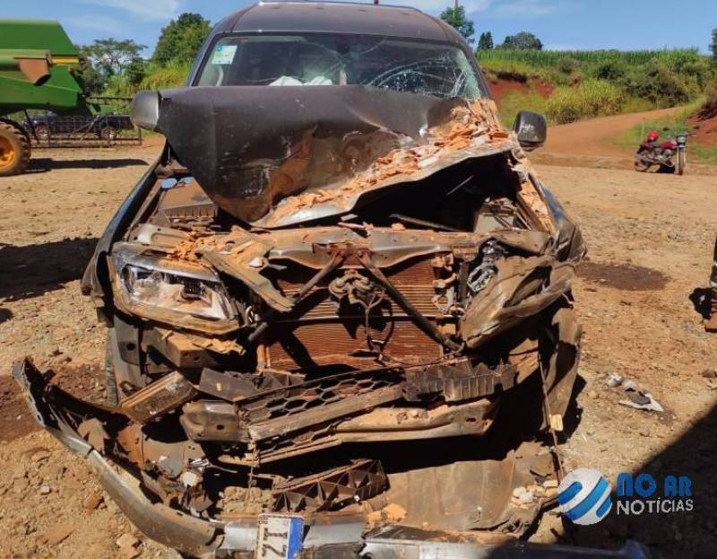 Motorista de caminhonete colide contra galpão após desviar de veículo na ERS 342