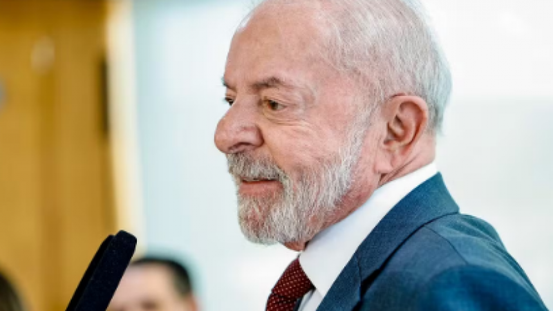 Lula assina MP que prevê reajuste de 5,4% no piso dos professores