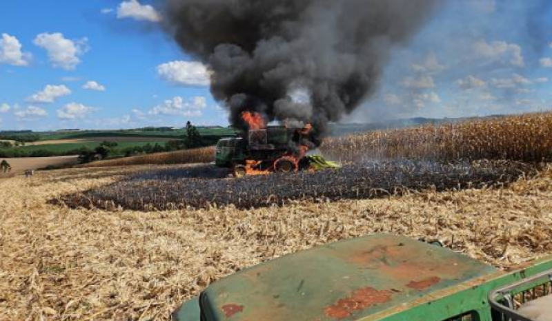 Colheitadeira é destruída por incêndio no interior de Três de Maio