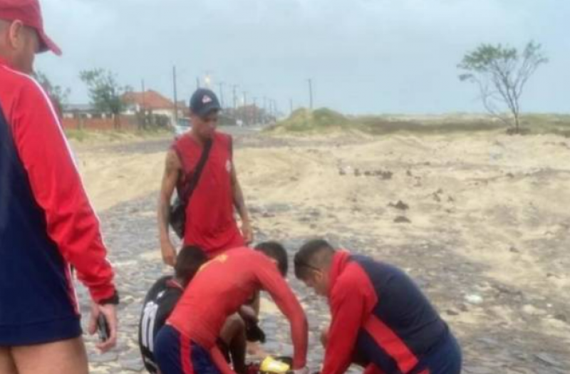 Jovem morre após ser atingido por raio em praia de Tramandaí