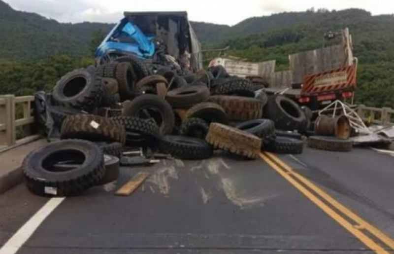 Homem morre em grave acidente envolvendo dois caminhões na ERS-122