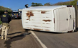 Van tomba na BR-285 após tentativa de ultrapassagem e motorista de caminhonete foge sem prestar socorro