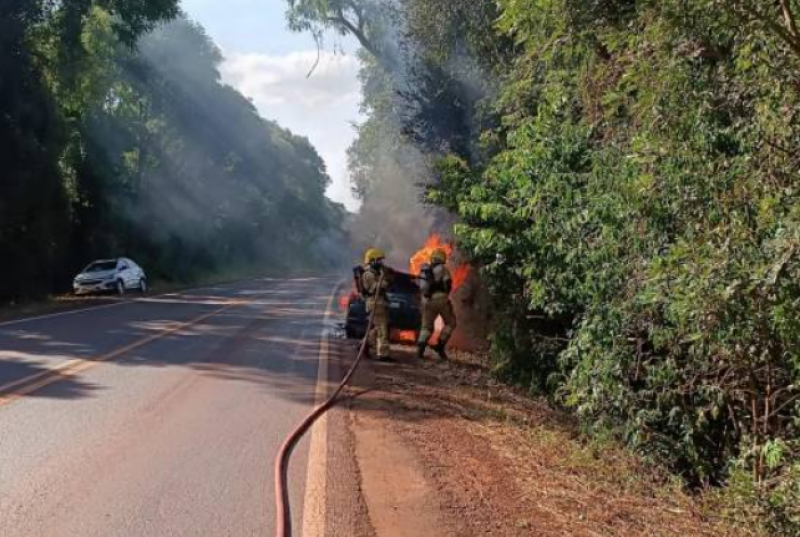 Dois veículos são destruídos por incêndio na região de Três de Maio
