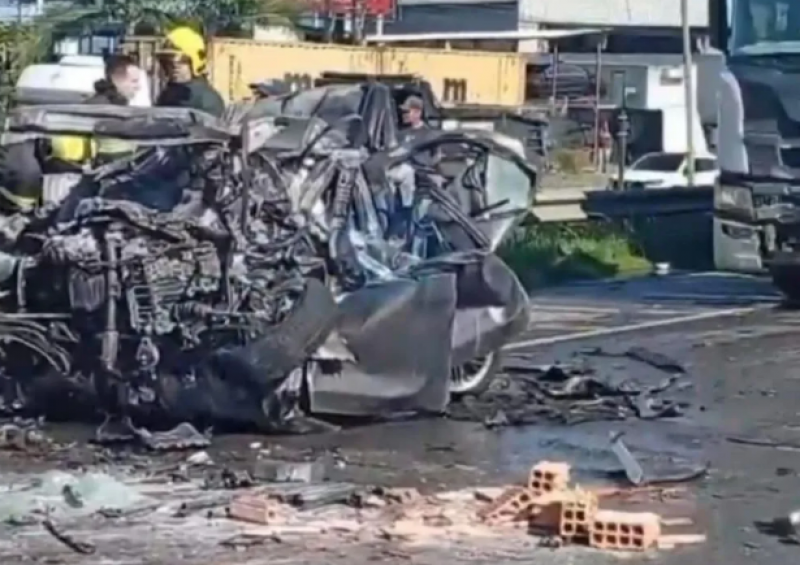 Três pessoas morrem em acidente entre dois caminhões e dois automóveis na BR-101 em SC
