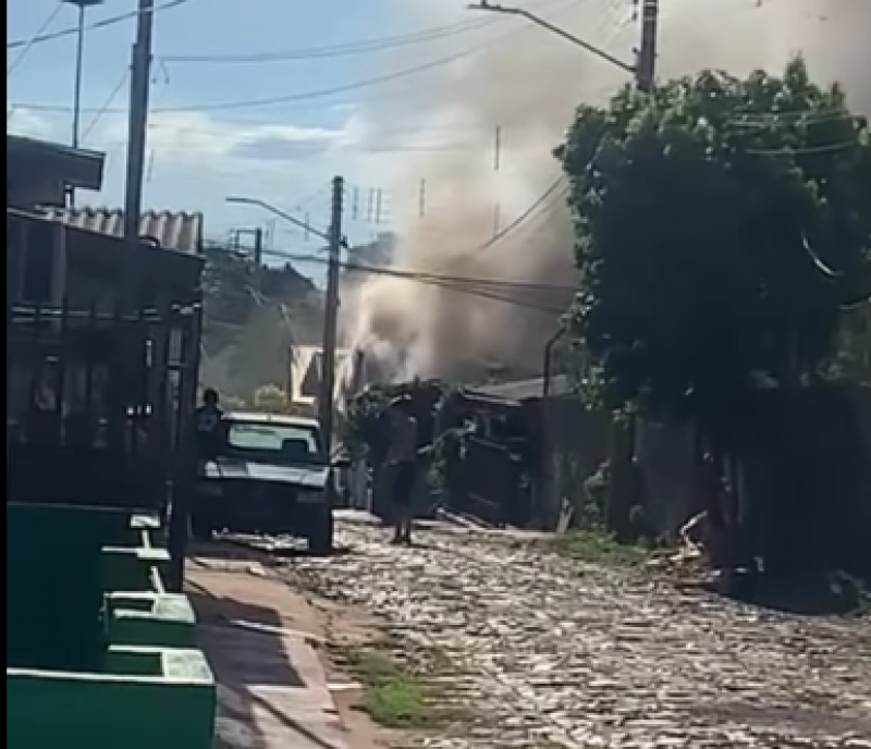Incêndio destrói residência no bairro Rogowski, em Santo Ângelo
