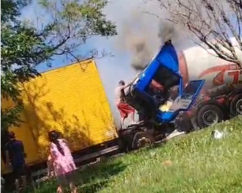 Caminhão é atingido por incêndio na RS-344 em Santo Ângelo