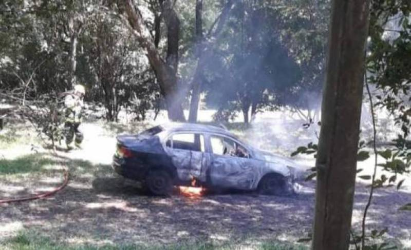 Veículo é destruído pelo fogo no estacionamento do parque Wanderley Burmann, em Ijuí