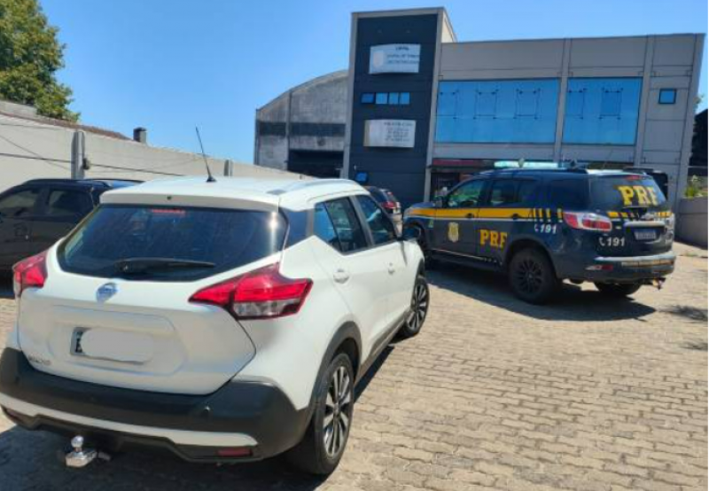 PRF recupera veículo roubado e prende homem na BR-285 em Passo Fundo