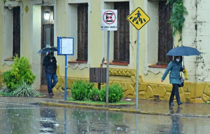 Instabilidade volta ao RS neste sábado com avanço de frente fria