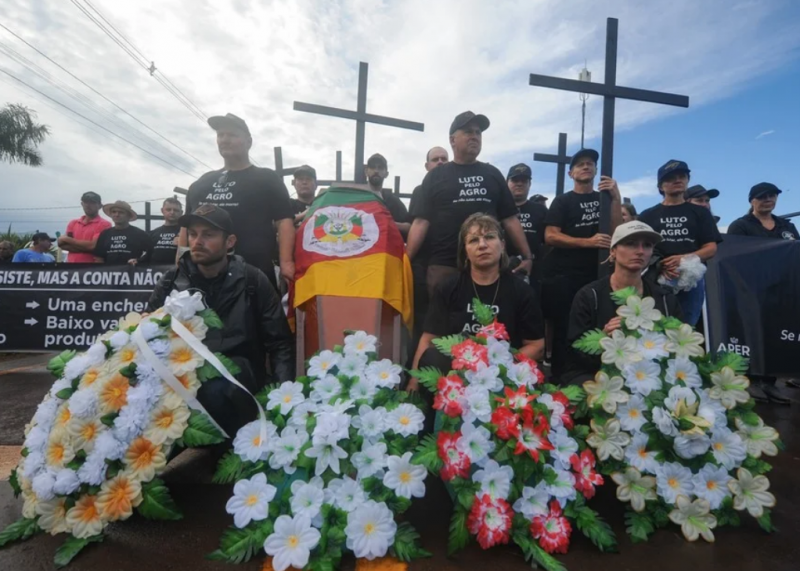 Agricultores protestam no começo da Expodireto Cotrijal