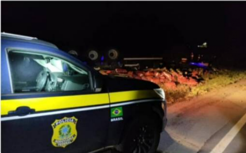 Caminhão sai da pista e tomba na BR-285 em Vacaria; motorista fica gravemente ferido