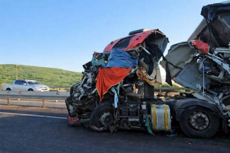 Colisão entre caminhões deixa um morto e um ferido grave na BR-386 em Soledade