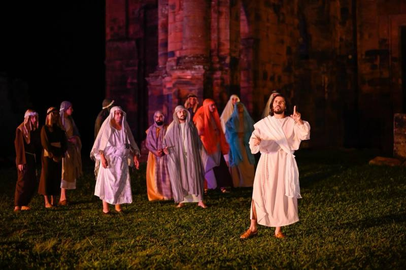 Paixão de Cristo ganha vida nas Ruínas de São Miguel em espetáculo único no Brasil