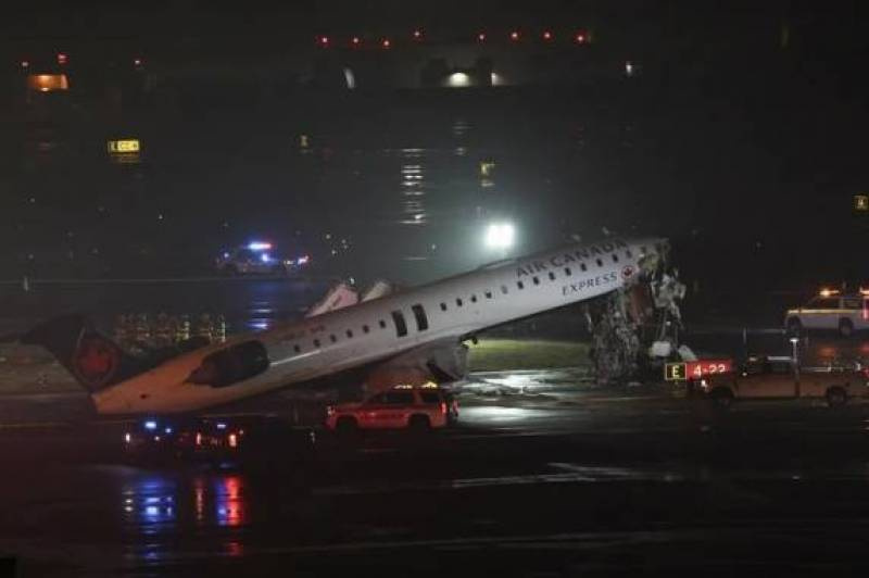 Avião atinge veículo em pista e fecha o Aeroporto LaGuardia, em Nova York