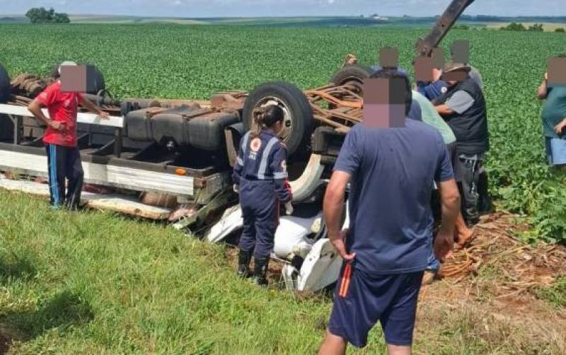 Caminhão tomba após saída de pista na ERS-561 em São Nicolau