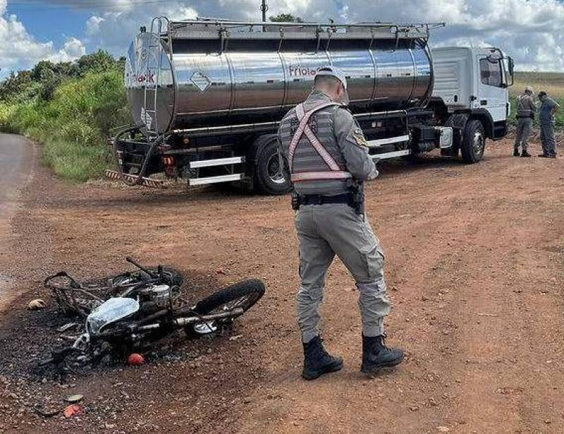 Acidente na RSC-163 deixa motocicleta destruída após incêndio e explosão
