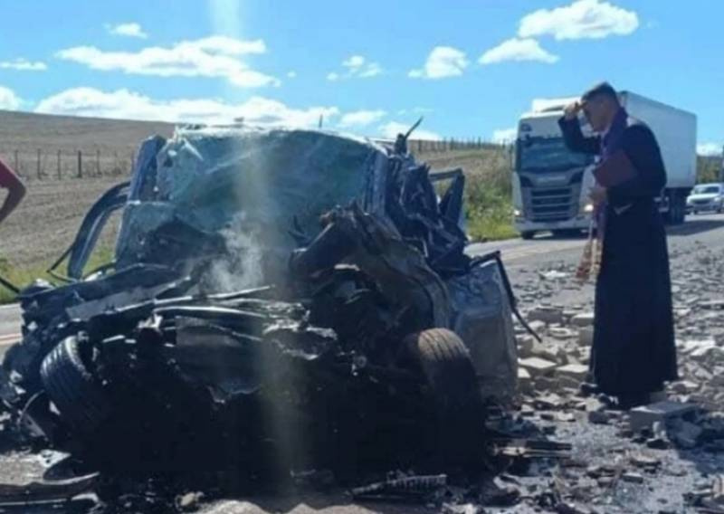 Padre de Crissiumal vê acidente na BR-386 e dá extrema-unção às vítimas, no RS