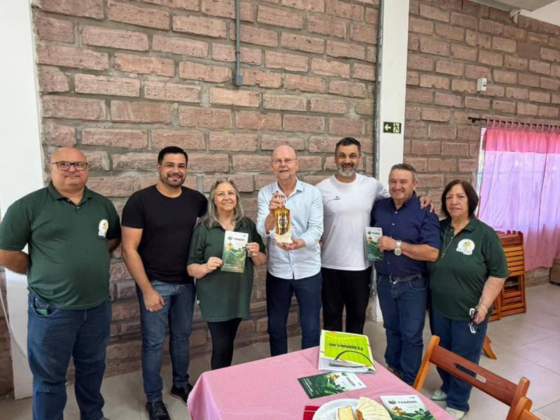 Deputado Elvino Bohn Gass participa de reunião com comissão da FEAAGRI MISSÕES