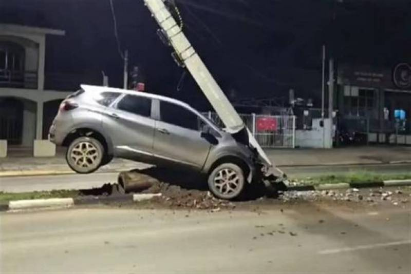 Carro fica preso a poste após colisão e veículo é abandonado em Avenida de São Gabriel