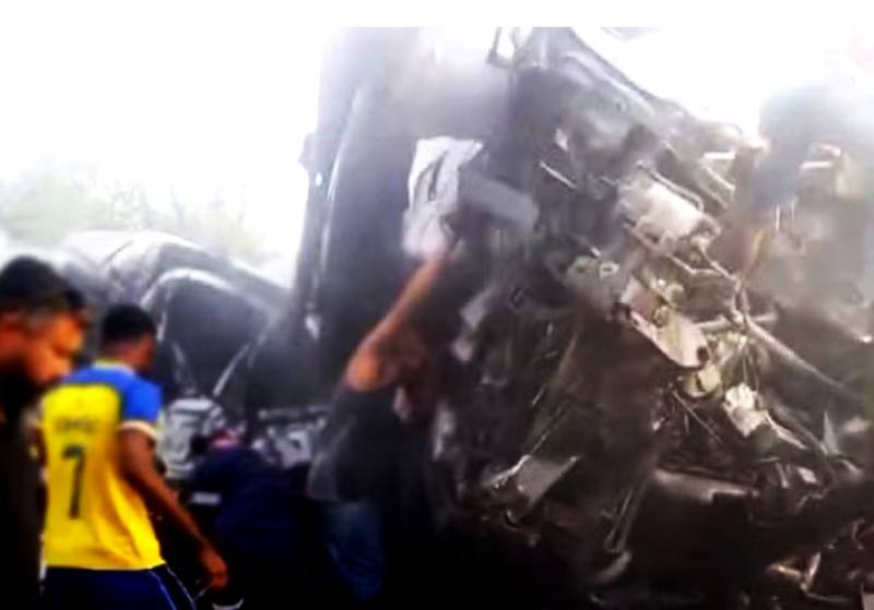 Colisão entre van e caminhão na BR-116 provoca 15 mortes