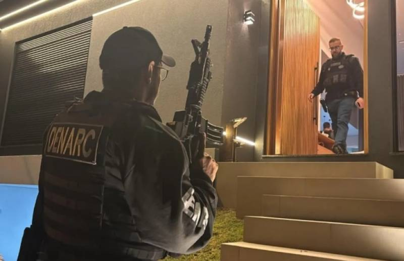 20 pessoas são presas em operação contra grupo que lavava dinheiro de venda de armas a facção com revenda de carros no RS