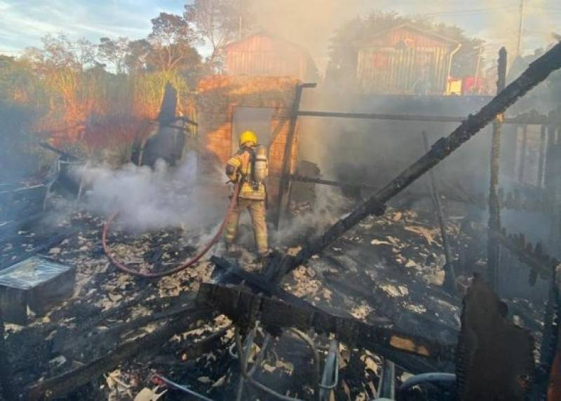 Incêndio destrói residência no bairro Lajeado Ipê em Santa Rosa