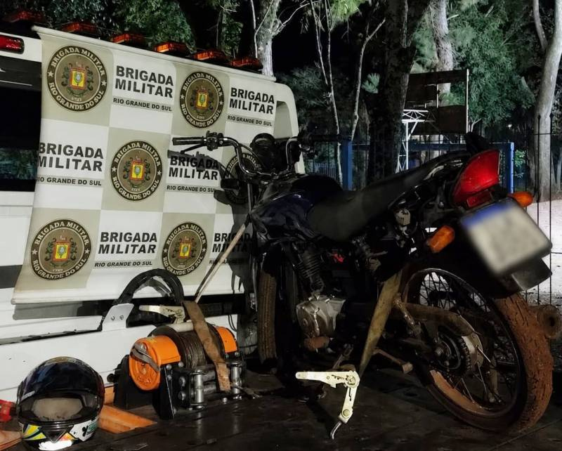 Motocicleta suspeita de ligação com homicídio é localizada em área rural e apreendida pela Brigada Militar