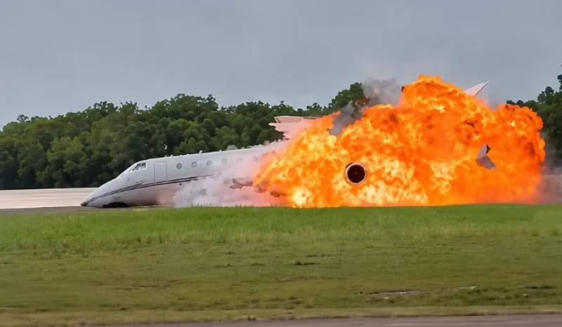 Avião particular explode após cair em aeroporto na República Dominicana; ao menos duas pessoas morreram
