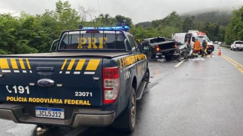 Colisão frontal na BR-386 deixa quatro pessoas gravemente feridas em Pouso Novo