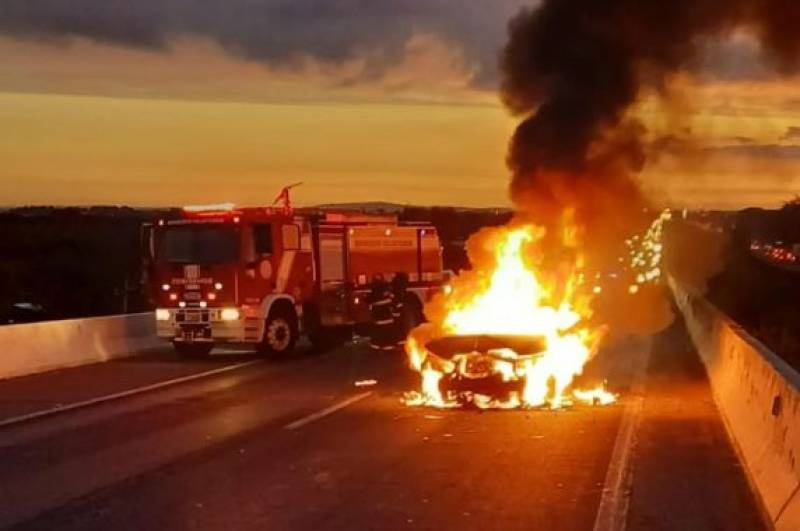 Carro conduzido por zagueiro da base do Grêmio pega fogo após colisão na BR-290