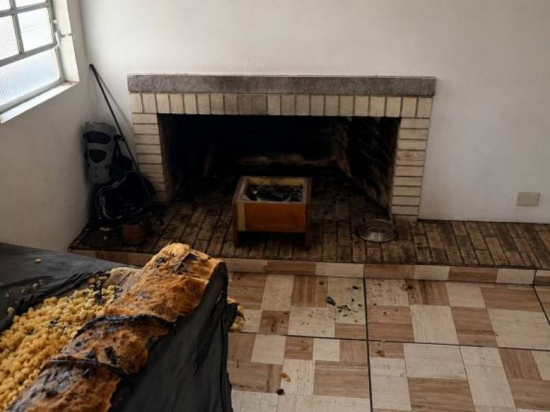 Mulher sofre queimaduras graves após explosão de lareira artesanal em residência