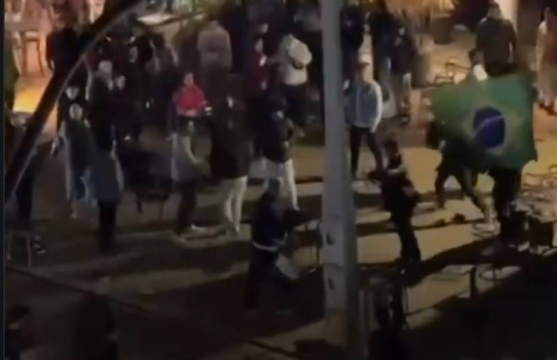 Briga generalizada é registrada no final da noite deste domingo, 14, na conveniência Fast em Santiago