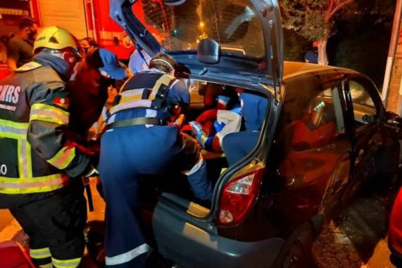 Condutor invade sinal vermelho, colide em dois veículos e foge do local em Passo Fundo