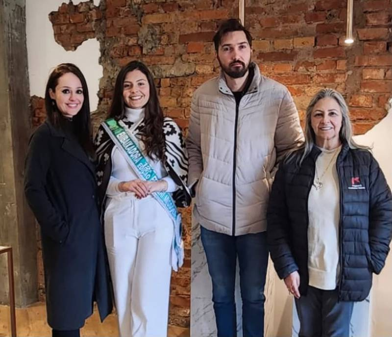 Embaixadora da FEAAGRI Missões acompanha desenvolvimento da coroa oficial da feira