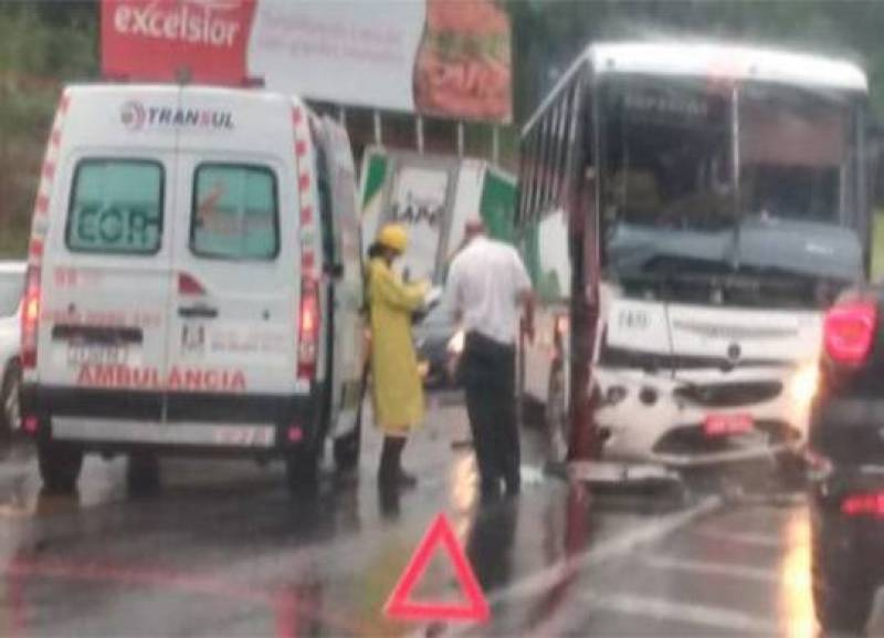 Caminhão e ônibus se envolvem em acidente na RSC-287