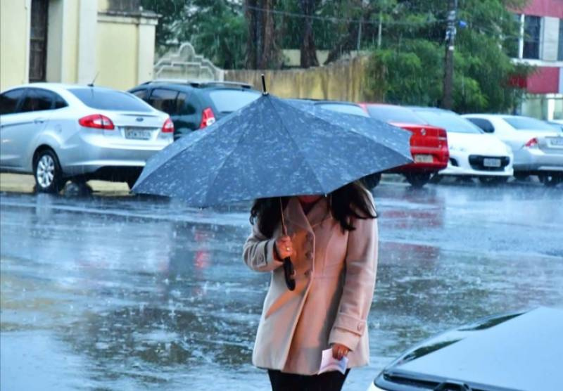 Frente fria traz chuva ao RS no início da semana e antecede forte queda nas temperaturas