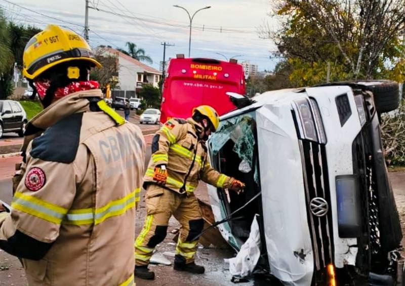 Motorista fica ferido após capotamento na Avenida Sagrada Família em Santo Ângelo