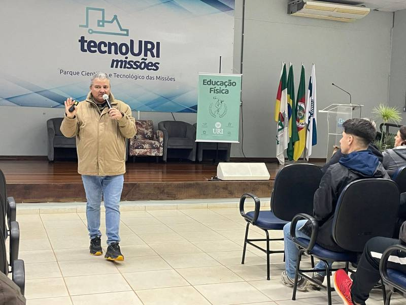 Referência do atletismo nacional, Lázaro Velázquez compartilha trajetória de 49 anos na URI