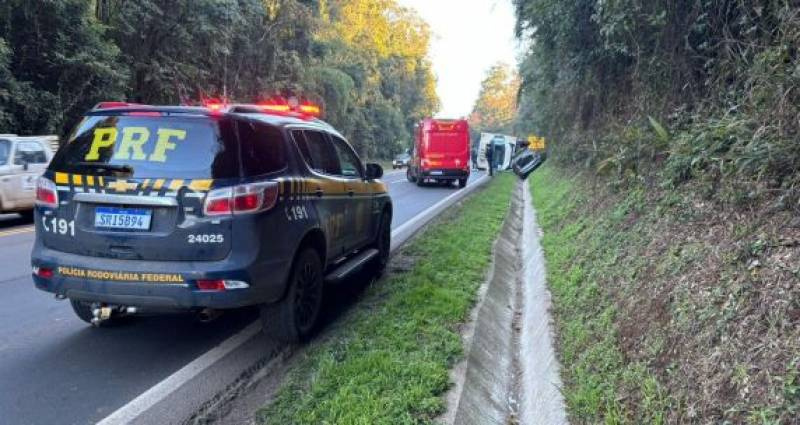 Jovem de 22 anos morre em colisão frontal entre carro e caminhão na BR-153, em Erechim