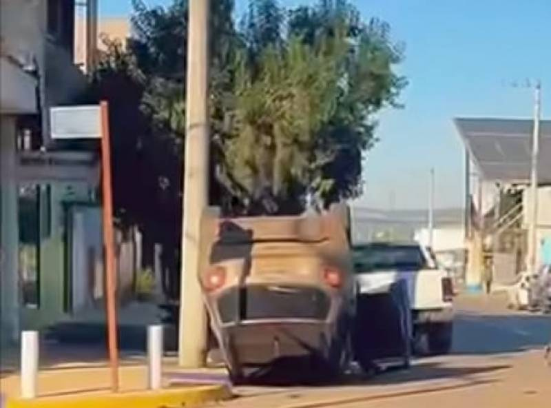 Colisão entre carro e caminhonete termina com veículo capotado no Centro de Santo Ângelo
