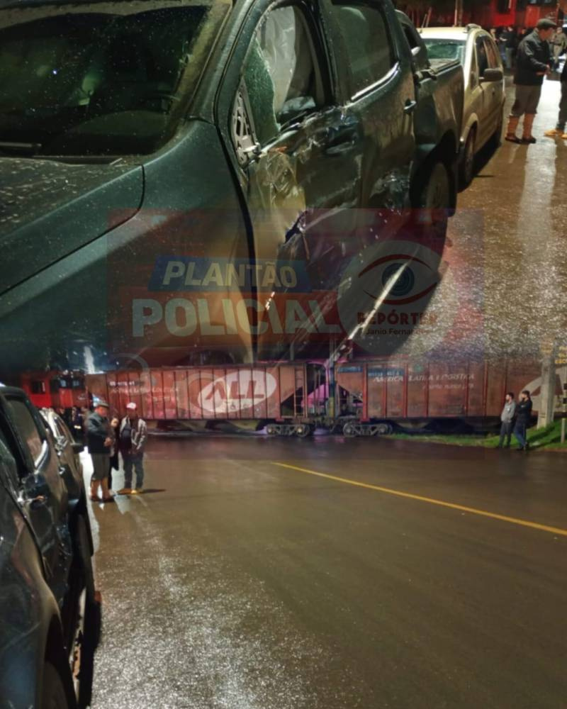 Caminhonete é atingida por trem em cruzamento ferroviário de Ijuí; mulher fica ferida