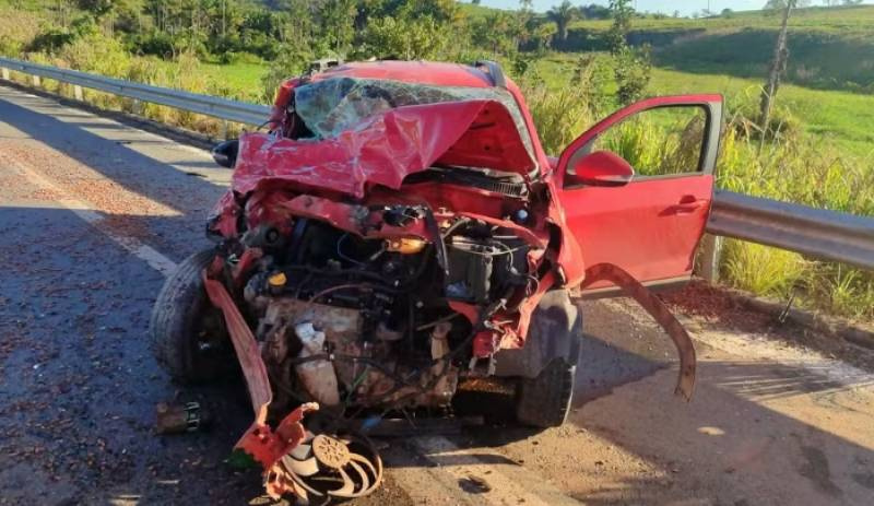 Três jovens morrem após pneu furar e carro bater em caminhonete na BR-422