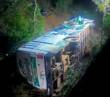 Ônibus com grupo de trilheiros tomba sobre ponte na ERS-324 e deixa ao menos dois mortos