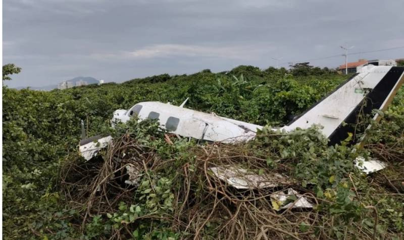 Avião de pequeno porte cai em praia de Santa Catarina; dois homens são resgatados