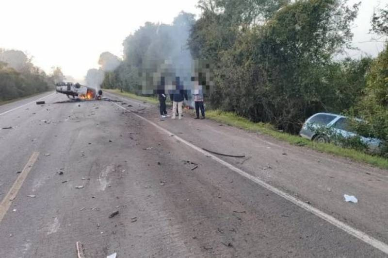 Acidente entre três veículos deixa um morto e dois feridos na BR-290, em Pantano Grande